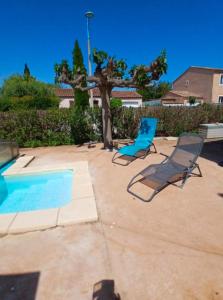 Bazén v ubytování Lauriers roses - Chambre D'hôtes nebo v jeho okolí