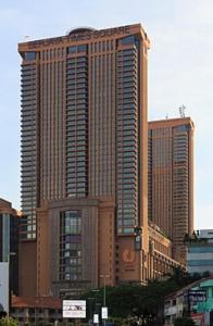 ein großes Gebäude mit einem Sazon-Firmenschild darauf in der Unterkunft Maju Suites Berjaya Times Square in Gua Sai