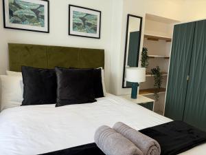 Postel nebo postele na pokoji v ubytování Bright Modern Mill Hill Home Free Parking and Garden