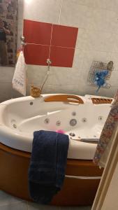 ブダエルシュにあるPrivat szobak 3のバスルーム(バスタブ、青いタオル付)
