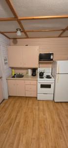 een keuken met een wit fornuis en een koelkast bij SeaShell Motel in Kensington +35 foto's