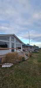 een gebouw met grote ramen aan de zijkant bij SeaShell Motel in Kensington