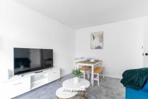 Μια τηλεόραση ή/και κέντρο ψυχαγωγίας στο Spacious 4-bed Home Near Didsbury