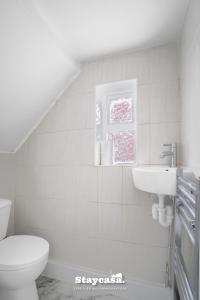 Koupelna v ubytování Spacious 4-bed Home Near Didsbury + 24 fotografií