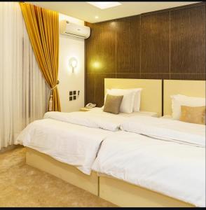 Postel nebo postele na pokoji v ubytování Valintina apartment wuse ll