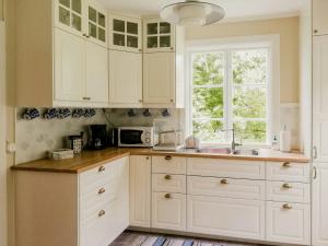 Η κουζίνα ή μικρή κουζίνα στο Historic Holiday Home With Modern Comforts In Åmål +32 φωτογραφίες