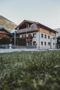 un gran edificio blanco con techo de madera en Luggishof, en Campo Tures 36 fotos más