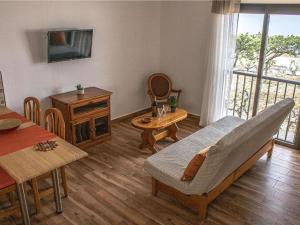 ein Wohnzimmer mit Sofa und Tisch in der Unterkunft Live Adeje Taucho Relax Place with Terrace in Adeje