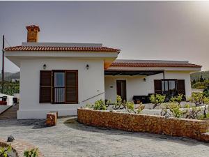 ein kleines weißes Haus mit einer Steinmauer in der Unterkunft Live Adeje Taucho Relax Place with Terrace in Adeje