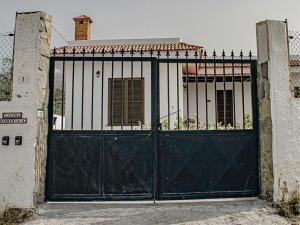 ein schwarzes Tor vor einem Haus in der Unterkunft Live Adeje Taucho Relax Place with Terrace in Adeje + 35 Fotos
