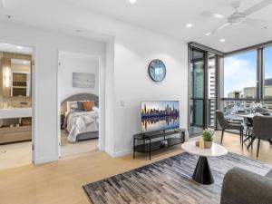 Postel nebo postele na pokoji v ubytování 1BR Retreat- City & River Views Queen's Wharf