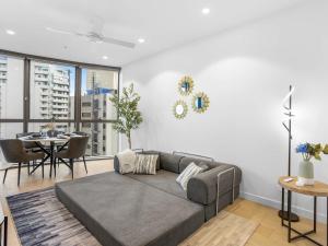 Posezení v ubytování 1BR Retreat- City & River Views Queen's Wharf