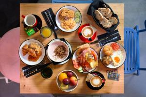 ブダペストにあるJO&JOE Budapestの木製テーブル