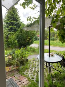 ブダエルシュにあるPrivat szobak 3の窓から庭園を望め、テーブルと傘が備わります。 +36枚の写真