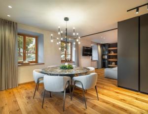 Μια τηλεόραση ή/και κέντρο ψυχαγωγίας στο Cademai Alpenglow Chalet with Sauna R&R