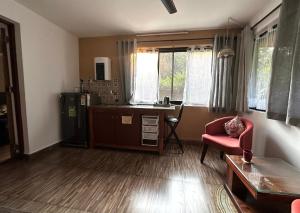 Η κουζίνα ή μικρή κουζίνα στο The Burrow in South Goa. +16 φωτογραφίες