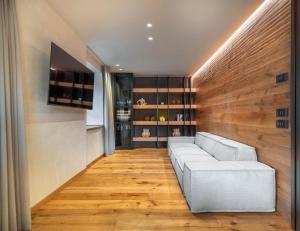 Μια τηλεόραση ή/και κέντρο ψυχαγωγίας στο Cademai Alpenglow Chalet with Sauna R&R