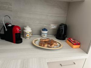 une assiette de nourriture sur un comptoir avec une cafetière dans l'établissement Kalon Eidos, il magico posto della Calabria Jonica, à Condofuri Marina 55 autres photos