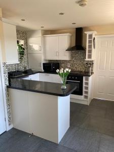 Η κουζίνα ή μικρή κουζίνα στο Rooms at Carol's Place Nr Bridgend, Porthcawl, Margam, Port Talbot, Mins from J37 M4, 3 Room Types Available