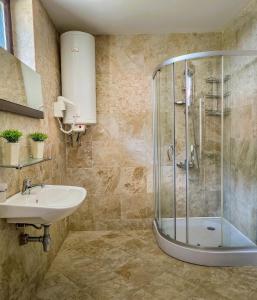 Koupelna v ubytování Everwood Hotel & Restaurant + 63 fotografií