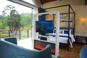 une chambre avec un lit et une grande fenêtre dans l'établissement Montagna Luxury Hotel, à Nuwara Eliya
