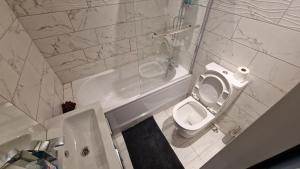 Ένα μπάνιο στο Bed and Blue by the Beach