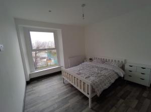 Ένα ή περισσότερα κρεβάτια σε δωμάτιο στο Bed and Blue by the Beach