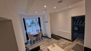 Χώρος καθιστικού στο Bed and Blue by the Beach