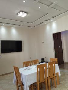 TV a/nebo společenská místnost v ubytování Appartement Néoclassique centre -ville + 25 fotografií