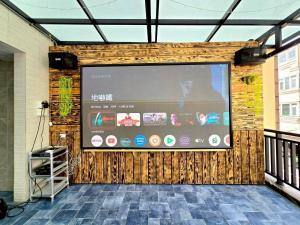 東港鎮にある東港包棟 悠舍民宿の建物の壁に設置された大型スクリーン