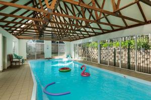 una piscina con due cigni al centro di Golfers Delight View of 15th hole and Tennis a Mollymook