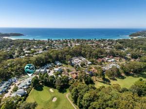 una vista aerea di un resort con l'oceano di Golfers Delight View of 15th hole and Tennis a Mollymook