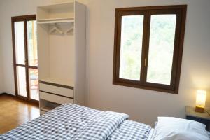 ein Schlafzimmer mit einem Bett und einem Fenster in der Unterkunft Casa Florian in Vito dʼAsio