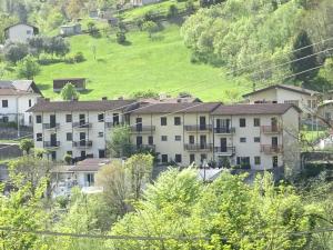 eine Gruppe von Apartmenthäusern auf einem Hügel in der Unterkunft Casa Florian in Vito dʼAsio