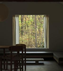 嬬恋村にあるWHITE HUT l ホワイトハットの窓(テーブル、椅子付)