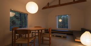 嬬恋村にあるWHITE HUT l ホワイトハットのリビングルーム(テーブル、椅子、照明2つ付)