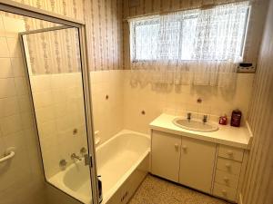 Koupelna v ubytování Spacious and Modern Guest House