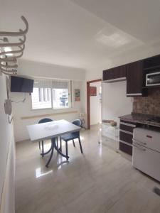 a kitchen with a table and chairs in a room at Catalina - Excelente ubicación en pleno centro - 2A in Santa Fe