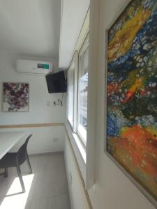 a room with a window and a painting on the wall at Catalina - Excelente ubicación en pleno centro - 2A in Santa Fe