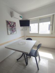 a white table and two chairs in a room at Catalina - Excelente ubicación en pleno centro - 2A in Santa Fe +2 photos