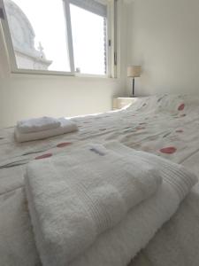 a white bed with two towels on top of it at Catalina - Excelente ubicación en pleno centro - 2A in Santa Fe
