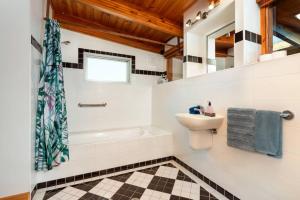 ein Badezimmer mit Waschbecken, Toilette und Dusche in der Unterkunft Stunning Big Private Waterfront Cottage in Erowal Bay + 26 Fotos