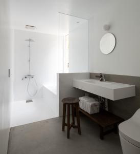 嬬恋村にあるWHITE HUT l ホワイトハットの洗面台とトイレを備えた白いバスルーム