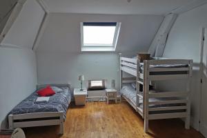 una habitación con dos literas y una ventana en Les Gites de Louisette 1886, en Ébreuil 58 fotos más