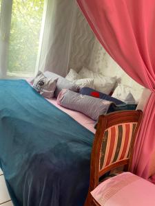 ブダエルシュにあるPrivat szobak 3のテントの中に枕が置かれたベッド