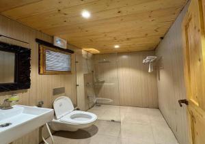 Koupelna v ubytování Vasant Kunj Nature Resort + 47 fotografií