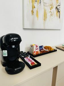 een zwart koffiezetapparaat op een aanrecht bij Cozy home in Galanta in Galanta