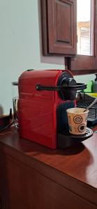 een rode broodrooster bovenop een aanrecht bij Valencia Canyamelar Beach Apartments in Valencia