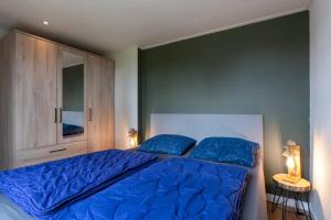 En eller flere senge i et værelse på Hello Zeeland - Holidayhome Meeuwenstein 61