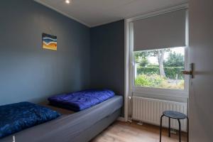 En eller flere senge i et værelse på Hello Zeeland - Holidayhome Meeuwenstein 61 + 8 billeder